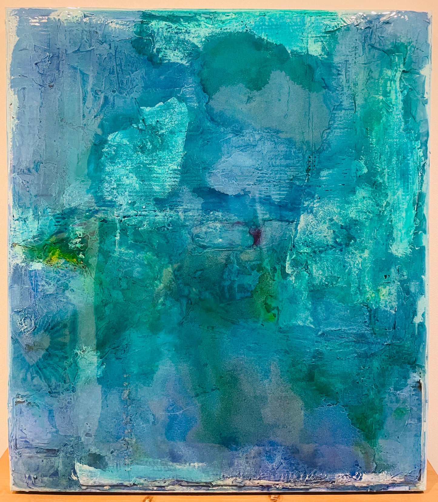 MAIK NOWODWORSKIs Kunstwerk "La Vie I" fängt durch mixed Media die Farbe blau in einem lebendigen Gemälde auf.