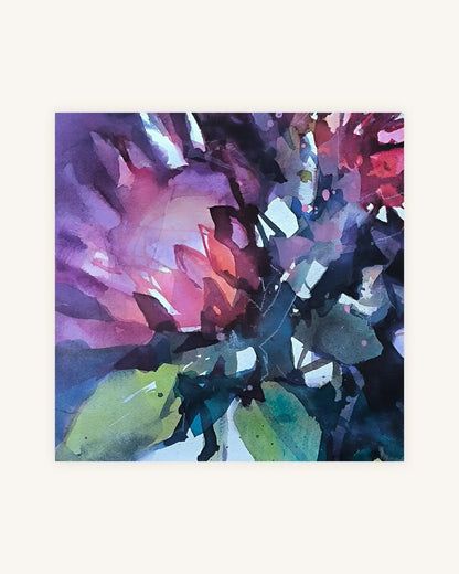 Protea in Rot-, Violett- und Grüntönen I Blooming Crown 2