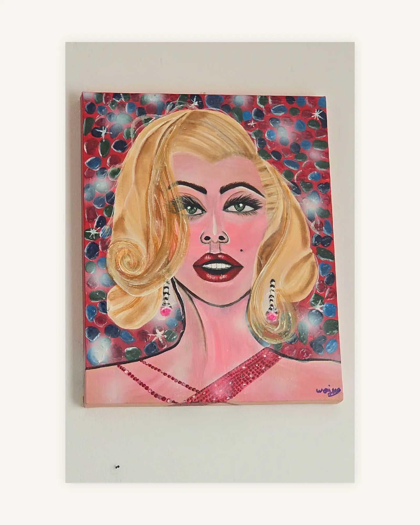 Marilyn between Gemstones 0