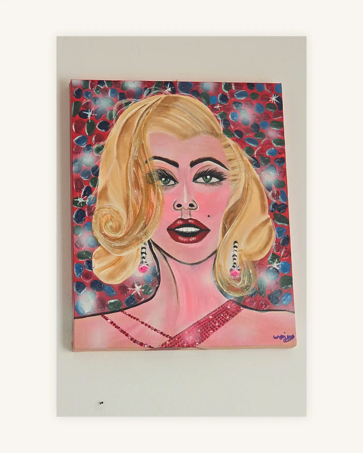 Marilyn between Gemstones 0